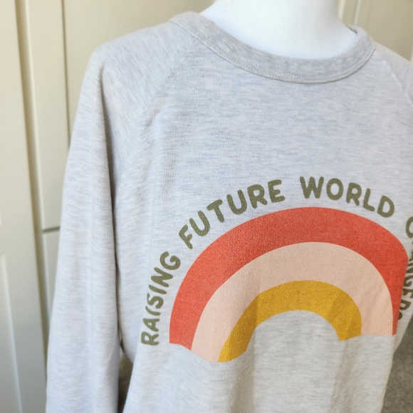 Crowned Free Gray Sweatshirt Raising Future World Changers Graphic Cute Medium - Picture 5 of 17